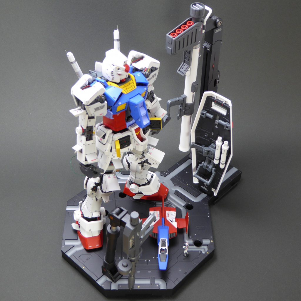 シールド裏、バズーカ弾薬、ライフルグリップ・内部メカなどを部分塗装してあります。