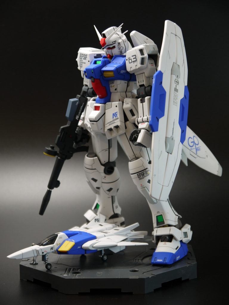 コアファイターは機首が反り上がって見えるので、ストッパーの位置を調整しました。タイヤ周りを塗装すると、グッと締まります。パイロットは台座を作製して接着し、部分塗装+トップコートしてあります(隠れていて見えませんが…)。