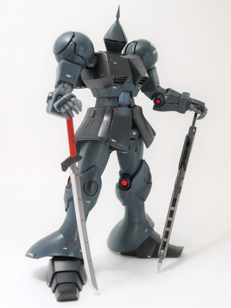 実剣にはコトブキヤのサムライマスターソードを使いました。2本持ちが出来るようにしたかったからです。少し長さが足りないと感じたので、刀も鞘も延長しました。柄と手にはそれぞれマグネットを仕込み、保持力を確保しています。