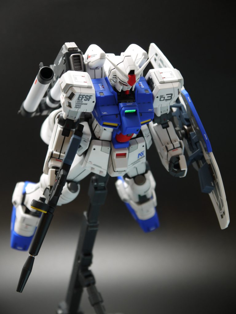 ヒジを曲げた状態でシールドを持てるようにアタッチメントを作製しました。肩の上面などにもスジ掘り・塗り分け・レッドポイント・デカールを追加し、情報量を増やしています。