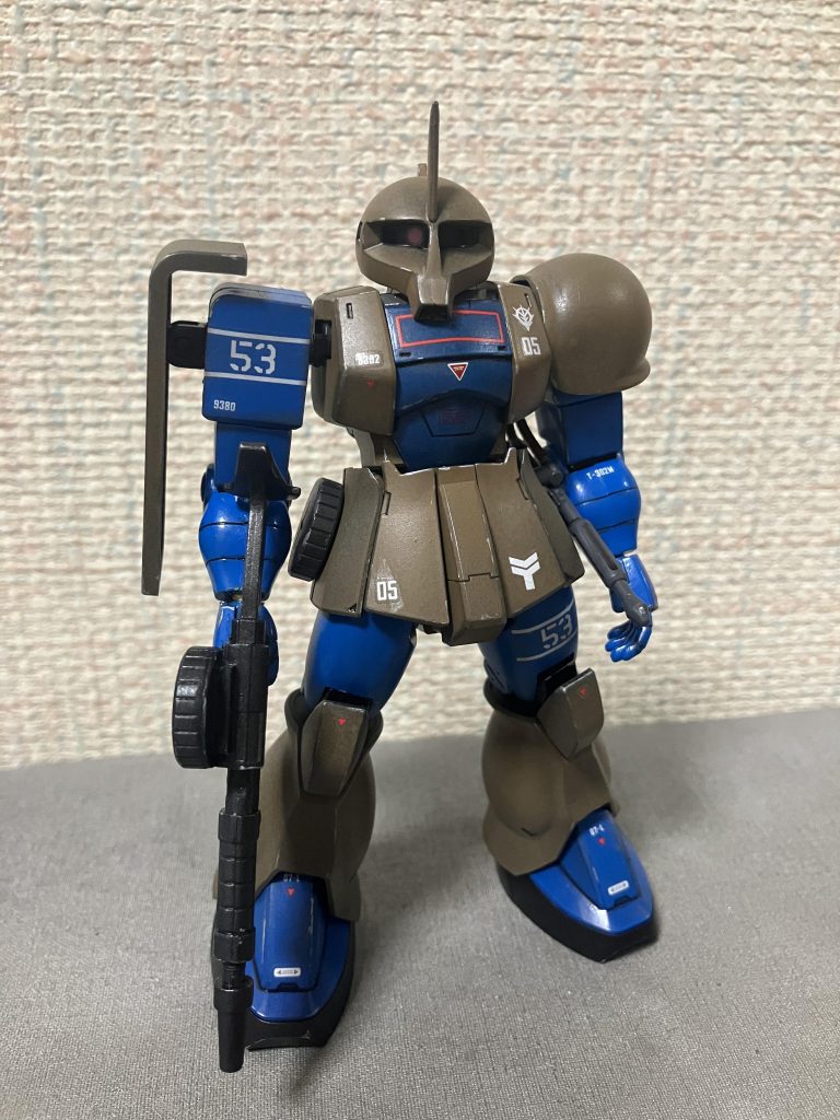 旧キット＝頭と腕HG＝胴体と足、マシンガンオリジンザク＝拳とランドセル、ヒートホークシャアザク（旧キット）＝シールドとツノ