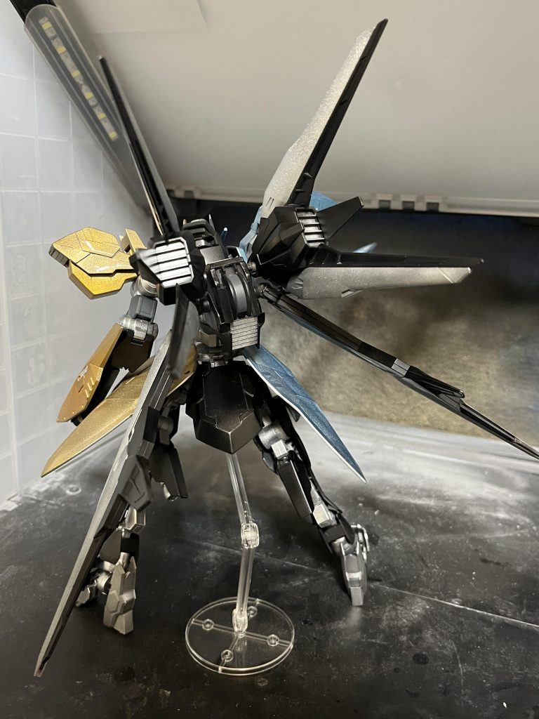 こちらが背面です、エールストライカーは一度中央でカットしジャンクのリアクターとグレイズの背面のジョイントに合うように幅をあわせ各部スラスターなどをスクラッチにて形にしました