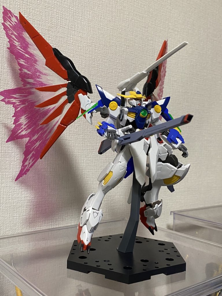 射撃武器としてフリーダムのレールガンとレギルスの尻尾を装備してます。尻尾は射撃だけでなく、空中で姿勢制御に使ったり近接格闘の際に突き刺したり、色々使えます。両手はフリーにしたかったので、ライフル等の手持ちの武装はありません。両肩にCファンネルも搭載してるので、多分大丈夫なはず…。