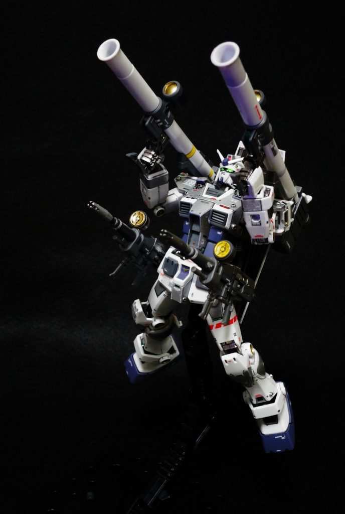 ●ダブル・ビームライフルは腰側面のマウントに。●単なるマウントではなくFCS接続されているため、手に持ち直さなくても射撃が可能。ライフルのエネルギーもジェネレータから直結供給。●後の時代のフルアーマー装備やフルバーストのきっかけになる全部載せ装備となった。