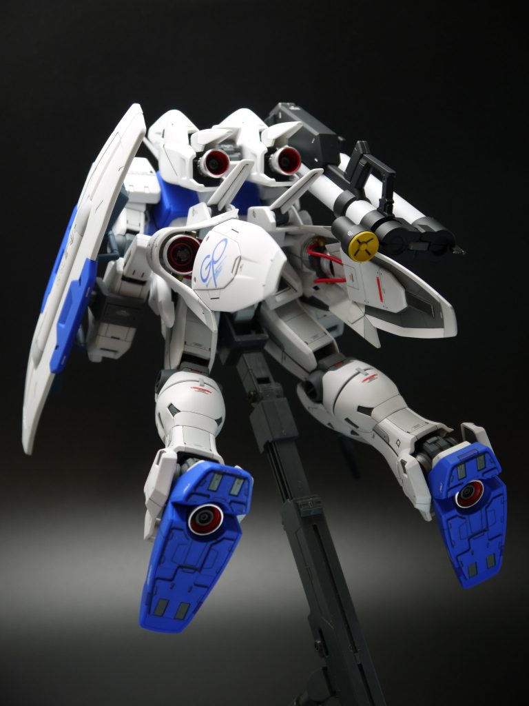 飛行姿勢にすると、テールバインダーが映えますね。電ホビの作例を参考に貼ったデカールもイイ感じです。