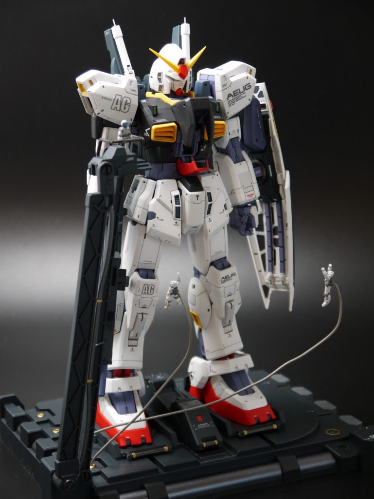 カタパルトはメタリックカラーで部分塗装していますが、基本的には簡単フィニッシュです。