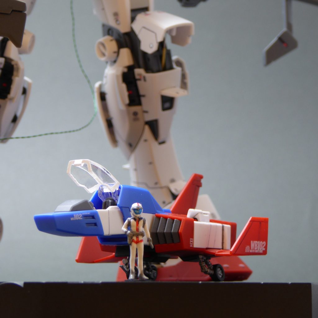 コアファイターはキャノピー枠と、タイヤ周りだけを部分塗装。アムロ君は白いところは生地色で、その他を部分塗装してあります。