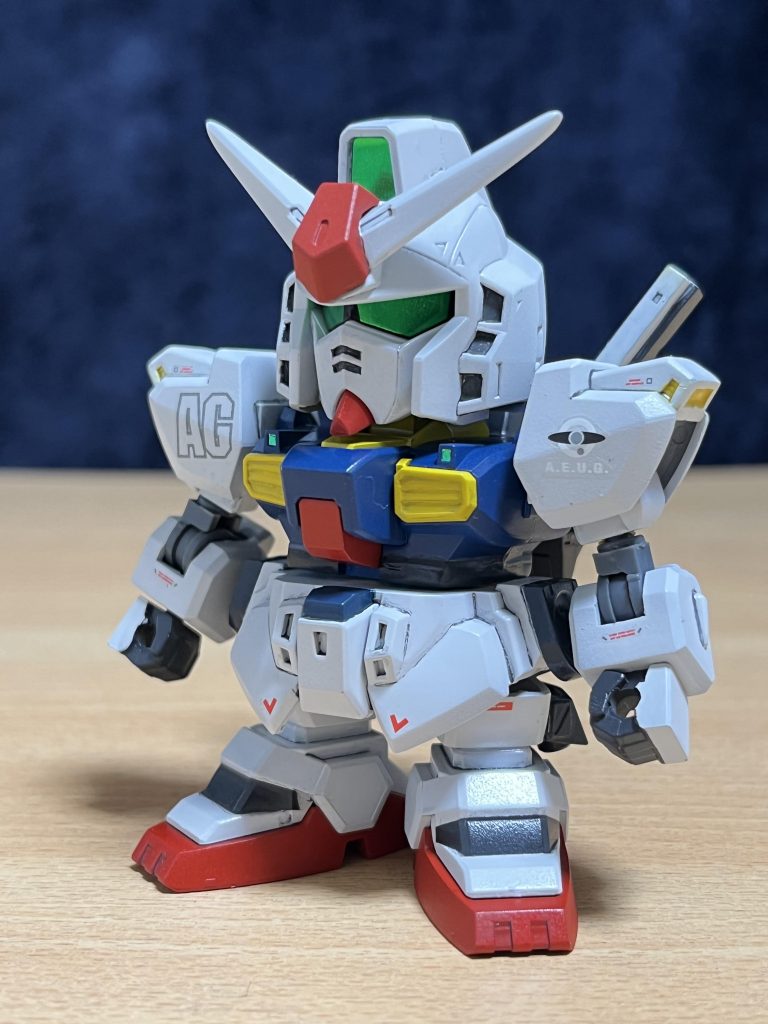 腕・足関節はボールデンのものを加工、脚の延長にはAGE1の腕パーツを加工使用。Vガンダムのサイドアーマーをそのまま接着。両足にバーニアを増設しました。