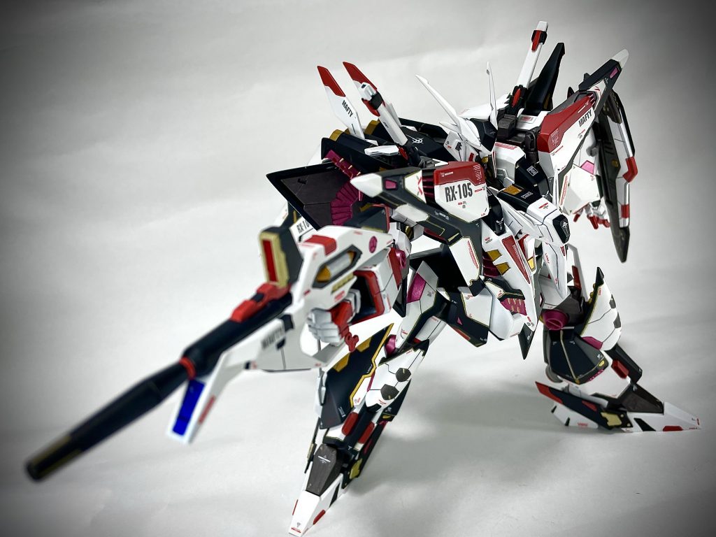 デカールは、ハサウェイ汎用の公式デカールと、ハイキューパーツのコーションデカールをテキトーに全身に貼りまくりました。RX-105とMAFTYのデカールだけ自作です。自作といっても文字入力して印刷しただけですが。海賊版デカールは使用してません!