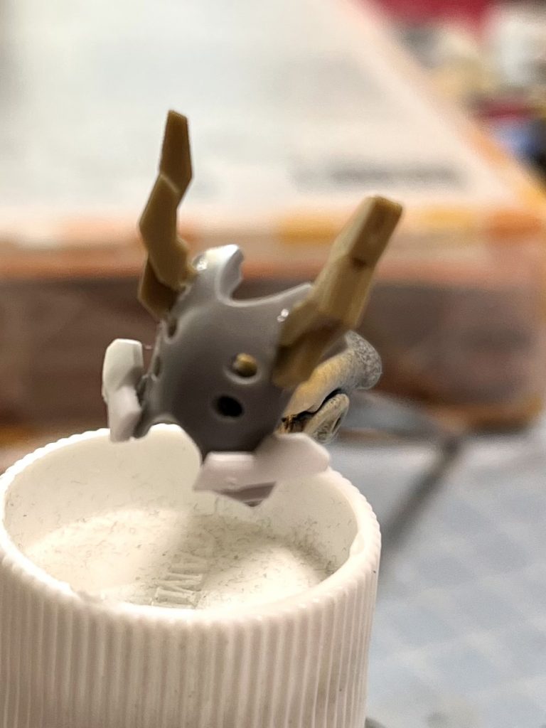 鬼の面(塗装前)角は30MMのロイロイの足を使ってます。