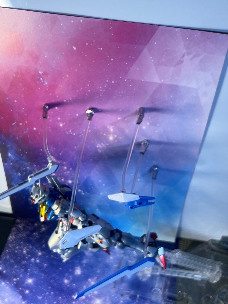 上から見るとこんな感じ。ホワイトボードにネオジム磁石で貼り付けるだけです。もうちょっと上手く撮ればかなり浮いた感じ出せそうですが。このくらいで勘弁してください。少しずつ勉強しながら上手くなりたいと思います。