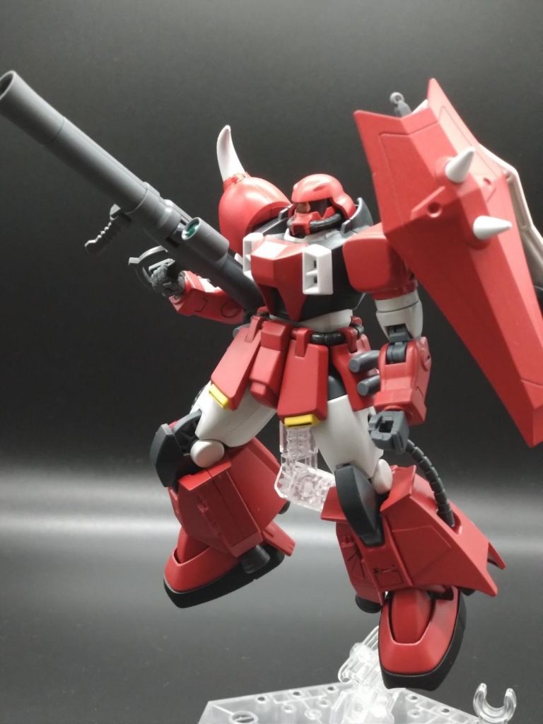 脚部はジョニーザクのモノを取り付けるために股関節を切断し、ポリキャップを埋めてジョニザクの脚部と股関節をそのまま持ってきました。  