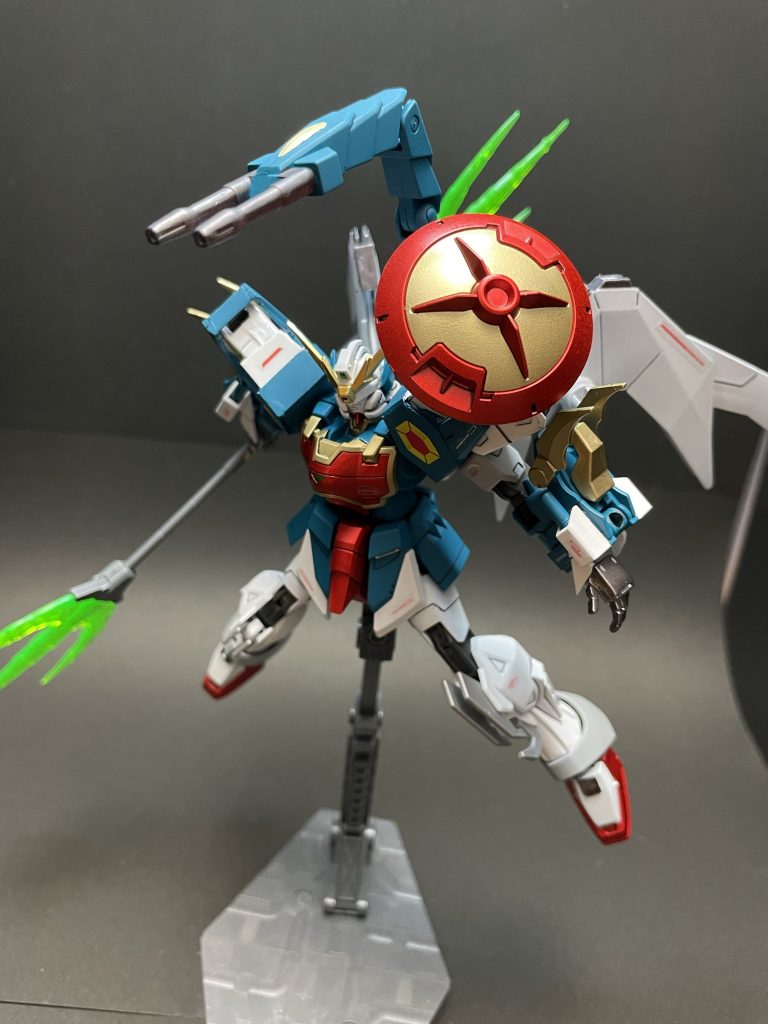 肩のシールドはボールジョイントで接続してあり、ドラゴンハングやウイングと干渉しないようにしてます