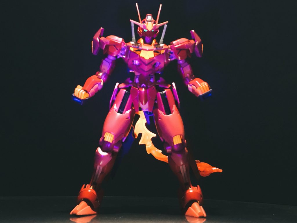 メタリックで塗装してる部分は追い蛍光したからブラックライトで照らせば発行します。フレームも肌色に近い色で生物感を意識しました。