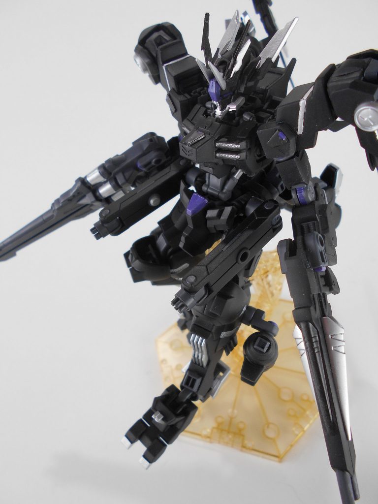 腰部ビームバルカン、「フーアティ」。腰部に増設し、主に弾幕の形成や接近戦で使用します。「フーアティ」はギリシャ語で「陰火」のアナグラムです。