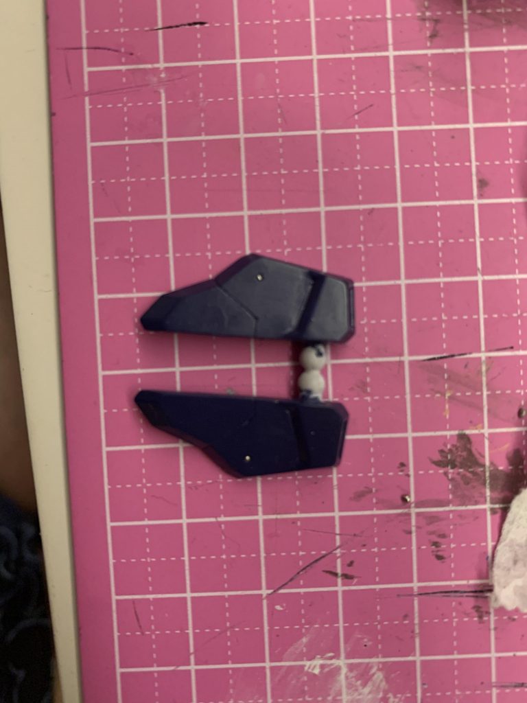 筋彫りと半田ボールでのディテールアップ箇所です。半田ボールは、ピンバイスで穴を開けた後、裏側から穴より大きめの半田ボールを接着するだけで簡単にできるので、おススメです。