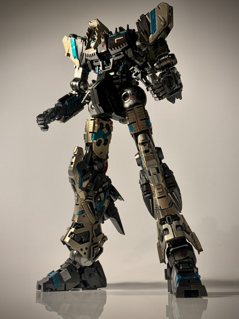 実は1番手間と時間をかけたのは内部フレームなのです。アクリル6色、エナメル2色のメタリック塗料を使用し最高のフレームを目指して製作しました。個人的に2022年11月に発売されるmgexストライクフリーダムがめちゃくちゃ楽しみだったのもありギラッギラのフレームになったのかなと今になって思う所です。