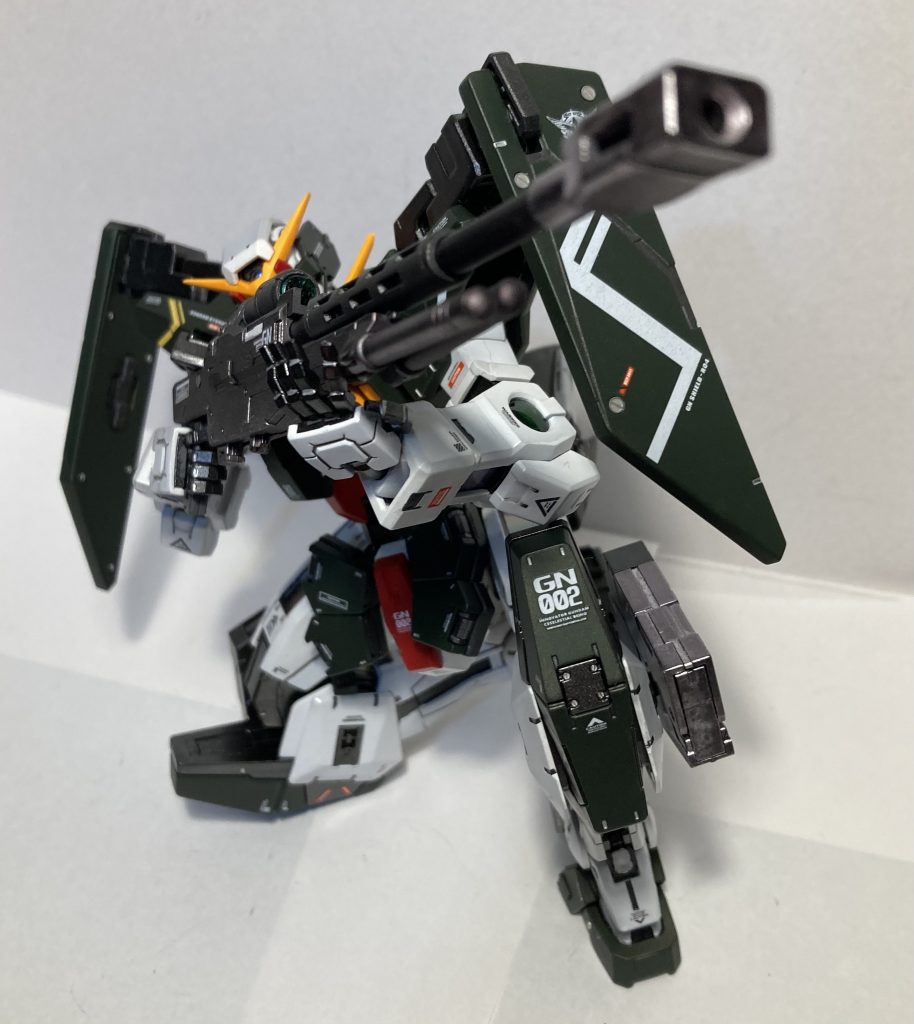 片膝撃ちもカッコよく決まります。00シリーズは初めて作りましたが、非常に可動域も広い良キットですね。