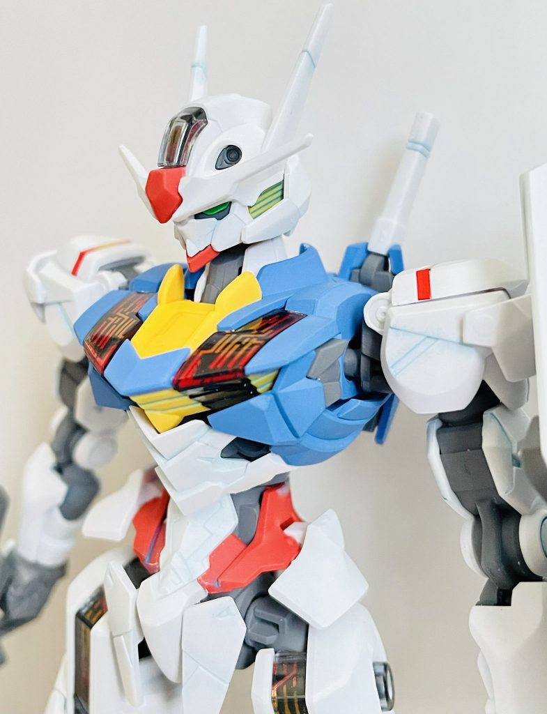 所謂、ガンダムカラーであるトリコロールの青色に当たる部分が爽やかな水色に近かった為、スミ入れも水色に近い色で行いました。ラッカーによるトップコートを吹いた後のスミ入れだった為、若干溝の周りに滲んでしまった所もありましたが、雰囲気が出て良いかな?と思い、修正せずそのまま滲ませました。(その後改めて水性つや消しトップコートを吹き作業完了としています。)