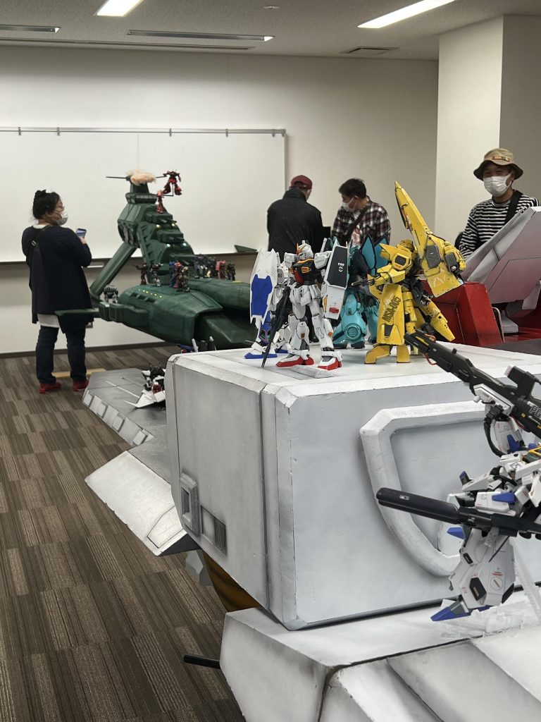 ちなみにアーガマの射線上にはムサイがいます。