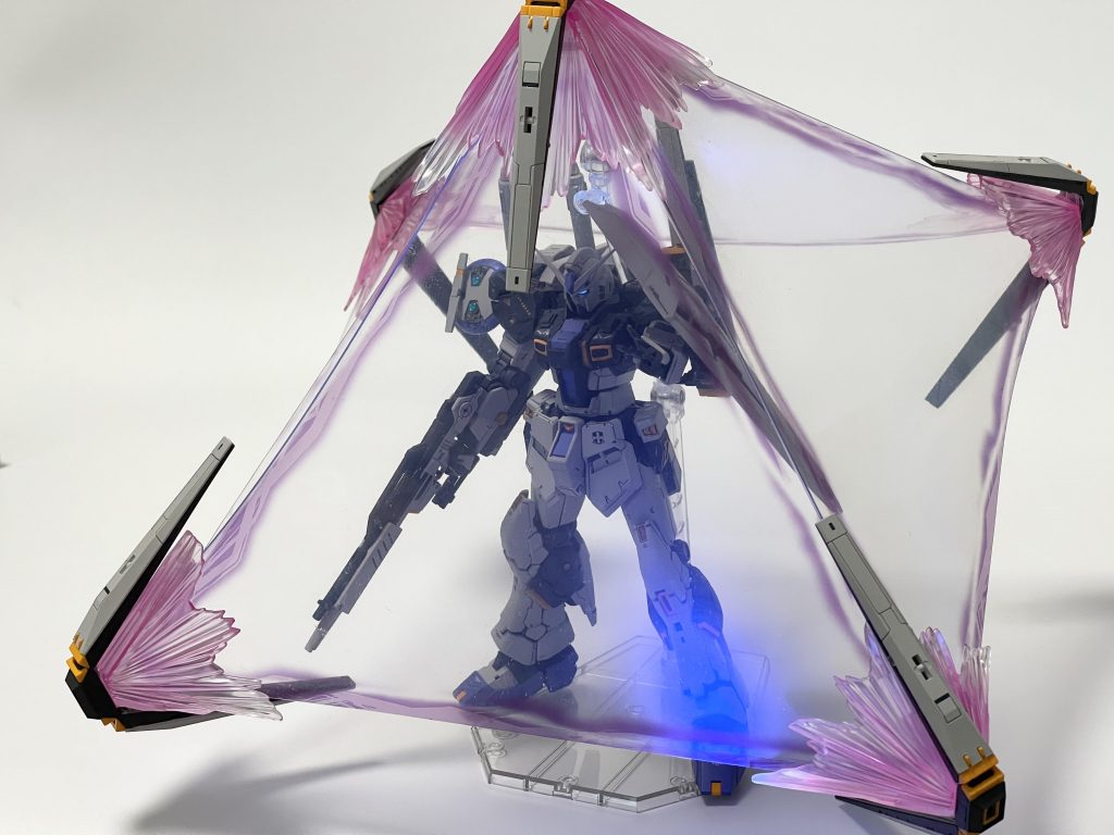 フィンファンネル・バリア。量産機のくせに隙がなさすぎる…ロボ魂版のエフェクトを使っただけの写真です。フィンファンネルはもちろんRGのもの