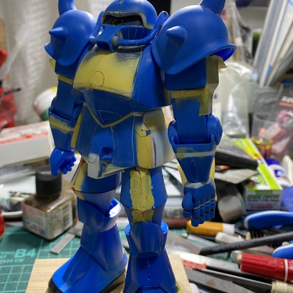 今回は旧キット1/100グフ改良型の制作です。設定画を参考にしながら、頭の中で3D化し各部の関節の取り付け位置を見直しながら進めています。ボリュームアップや延長、幅増しなど、旧キットの形を崩さないように改修するのを念頭に制作していきますので、変更などまだまだあるので気長にやっていきます。 （1枚目）