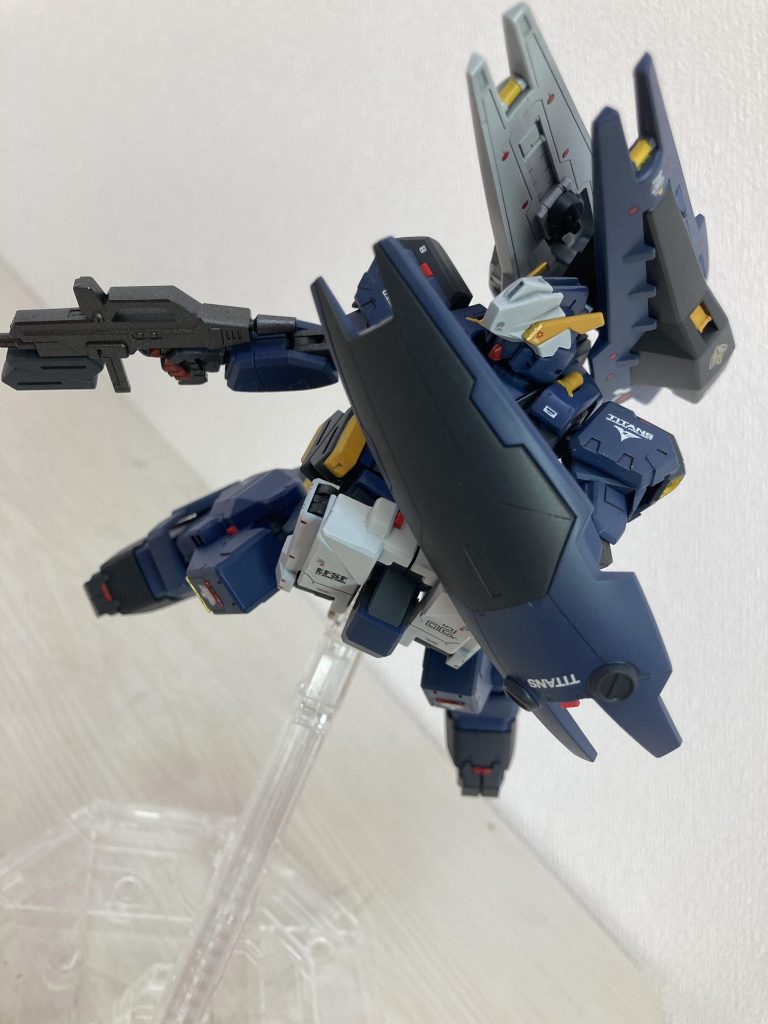 盾を構えてのショット。突撃形態時は自分の中では盾又は腕でコクピットを防ぐようにプログラミングされている設定です（笑）