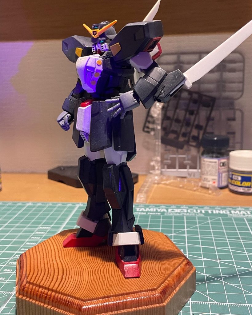 ガイアカラーの蛍光ブルーグリーンでカメラを塗装したので、ブラックライトでピカッと光ります🤩