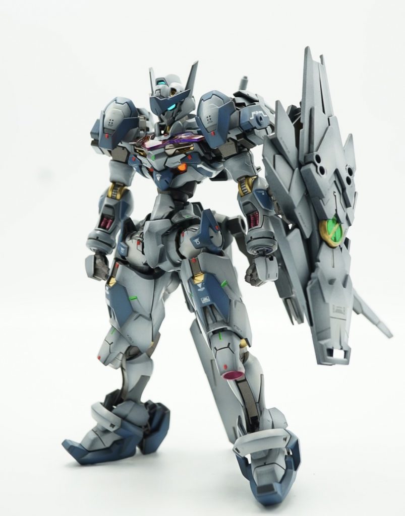 フロントショットコンセプトとかは特に決めてなかったんですが名前を決めるにあたって装甲と装備を多少イカつくしてあるので拠点防衛型としましたスタイルとしては腰を延長、足はパーツ入れ替えに伴い延長、胸と膝のフレームパーツを一部カットしてややS字立ちできるように加工、アンテナ(ツノ)を2mmほどカットしてます