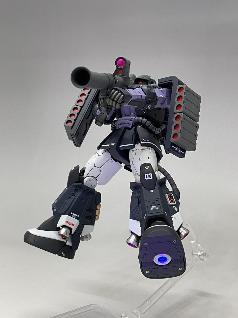 バズーカでの攻撃体制。足の裏のスラスターはブラックライトで光るようにしてあります。