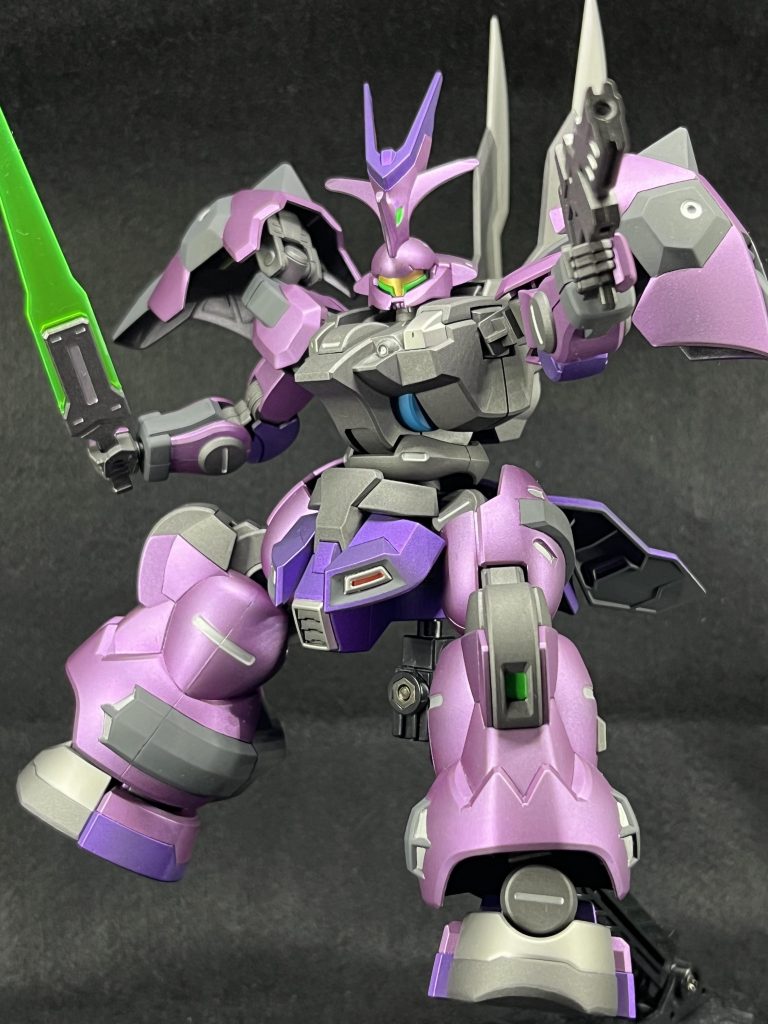 ポーズ④防御・突進姿勢からの、後ろ跳びしながら射撃。グエル君は、操縦技術は高いそうなので、是非テクニカルな戦闘を見せて欲しいですね。エアリアルVSダリルバルデは熱かった。