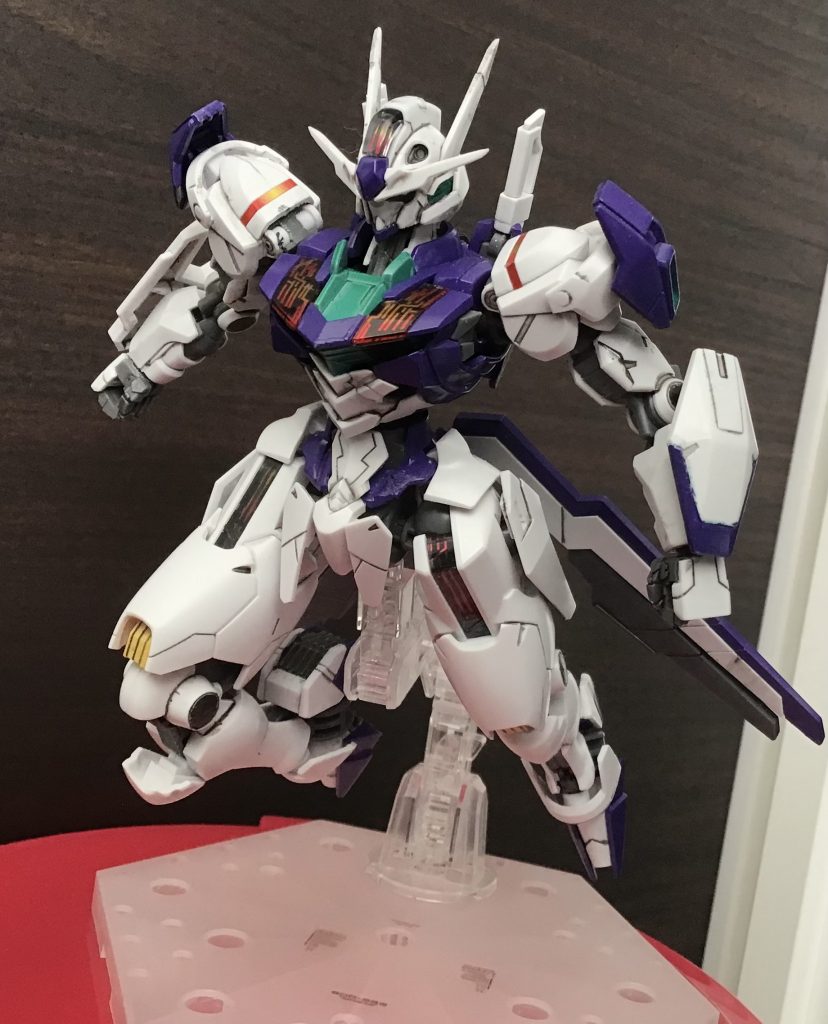 可動範囲が広いので、台座を使えば躍動感あるポージングがとれます。