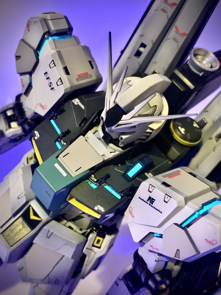 サイコフレームはブルーグリーンに発光。蛍光色を使用したのでuvライトを当てることにより劇中さながらの輝きを放ちます。mg ver.kaのνガンダムはサイコフレームの発動状態が劇中にない為、原作と違いますが、それなら機体の設定を量産型試作νガンダムにし、後から開発された機体の為、サイコフレームを増設していると妄想設定を追加し頭の中で辻褄を合わせました。rx-94量産型νガンダムはサイコフレームが搭載されている設定とされていない設定が両方あった気がしますがプロトタイプなら何とでもなるはずの精神で製作していました。