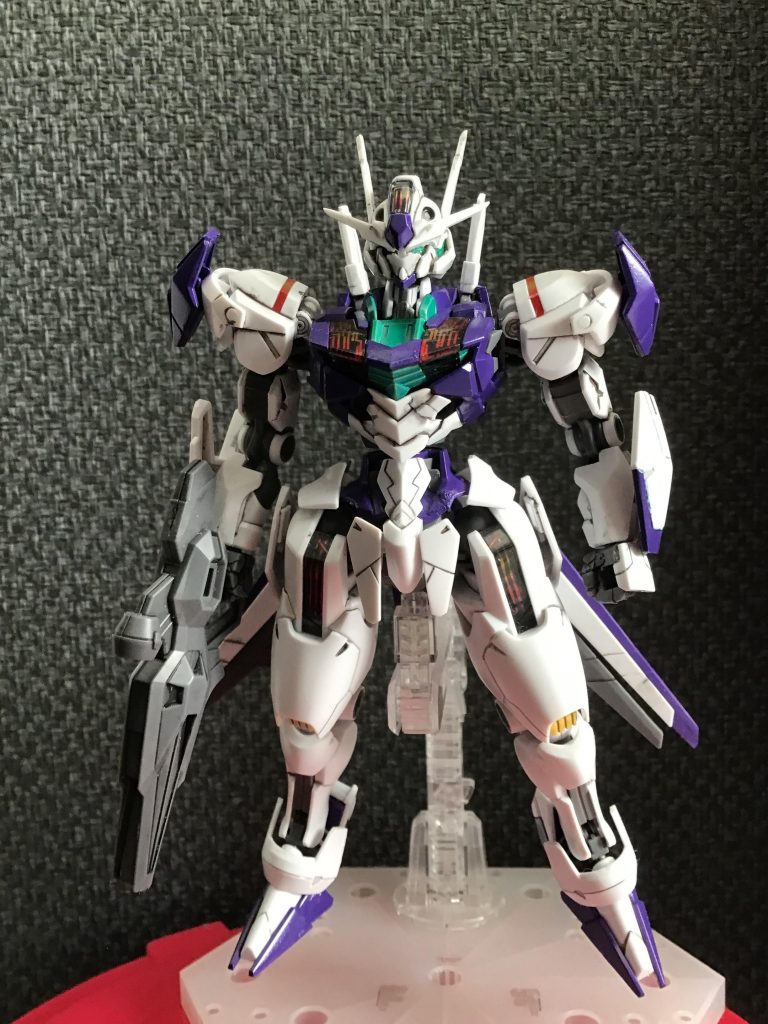 正面思ったよりスリムな体型ですねビットステイヴの青色の所を紫に頭部・胴体の排熱ダクト？の黄色をエメラルドグリーンに変更。本体には特に改造はして無いです。