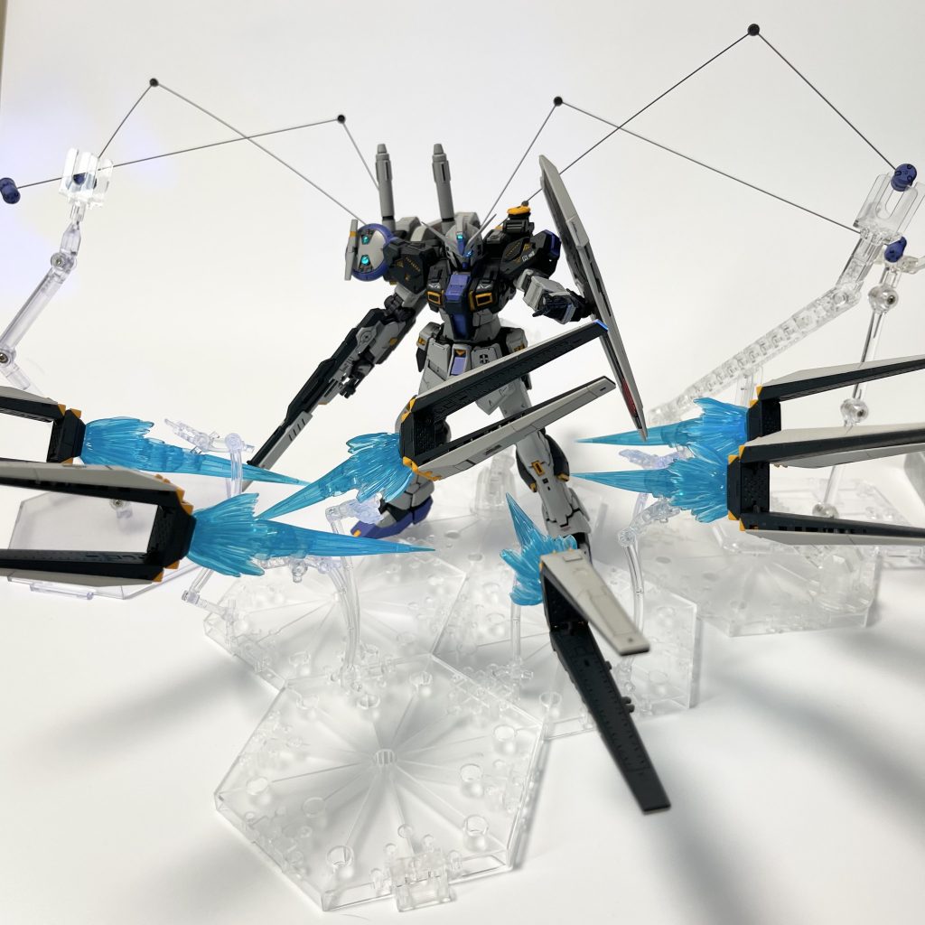 目の発光が遠隔デバイスを操る者の意思を感じさせるというか、絵的にいい味出してますね