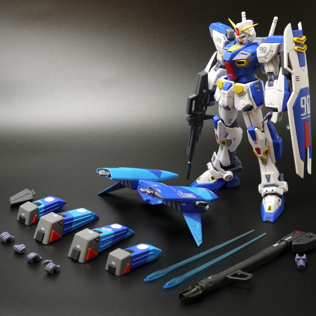 ミッションパックを並べた状態。こちらは全塗装しています。ここでガンプラ復帰後に初めてエアブラシを導入しました。マンションモデラーなので、充電式にしました。こんなに手軽にエアブラシが購入できるなんて、ウン十年前には考えられませんでした。少しでも今っぽく見えるようにスプリッター迷彩にしています。