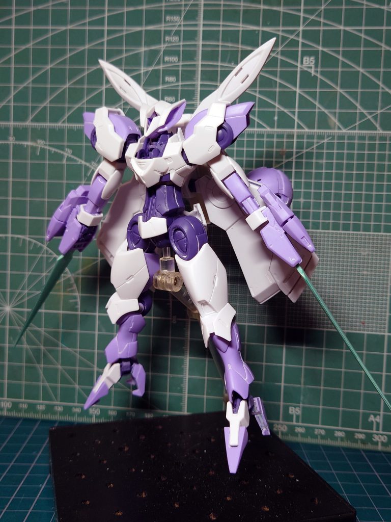 胸部のフレームパーツにプラ板をかませて1.5mm上方に延長してます。