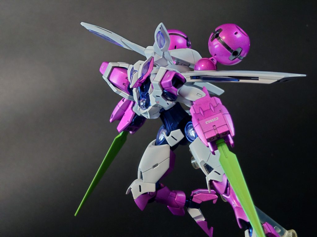 白はグレーサフからのホワイト紫はシルバーサフからのGXクリアーパープルフレーム部分はブラックサフからのクリスタルカラー サファイアブルー緑はルマングリーンの上にクリスタルカラー トルマリングリーン クリアーパーツをはめ込む場所には光を拾うようにガンダムマーカーのメッキシルバーを塗っています。フレームの一部はガイアカラー スターブライトアイアンも使用しています。 光を反射してヌラヌラするターンテーブル動画をTwitterにあげてますので良ければこちらもご覧ください。https://twitter.com/AbareKick/status/1578760539144011776