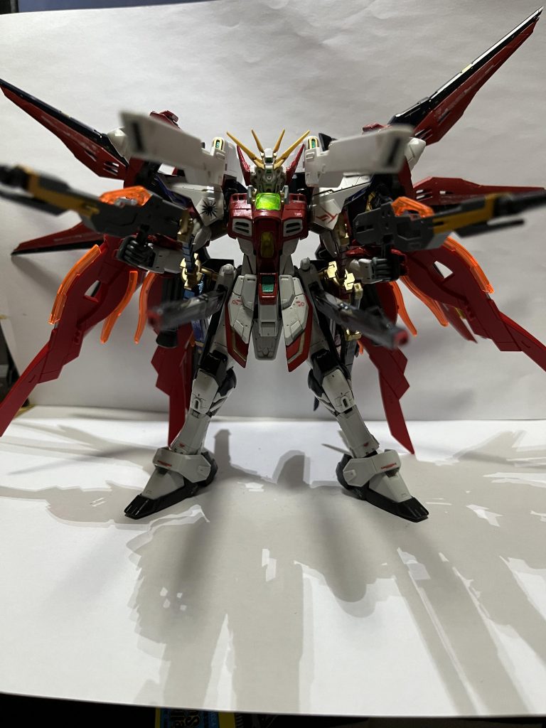 アマツカミガンダムアマテラス。アマツカミストライカーは、ガンダムブレイカーモバイル主人公機、ガンダムアレウスのツインフェザーサテライトキャノンを参考にHGガンダムDXのバックパックにRGストライクフリーダムの可変式機動兵装ウイングをミキシングしました。