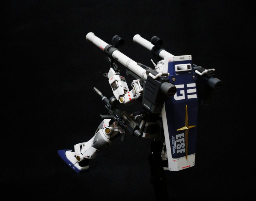 ●一番手をかけたのは、シールドの「G三」マーキングのマスキング塗装。あと、ビームライフルにネオジム磁石組み込み、かな。●シールドの十字モールドは黄色だとおもちゃっぽくなるので、ホワイトゴールドで吹いてます。