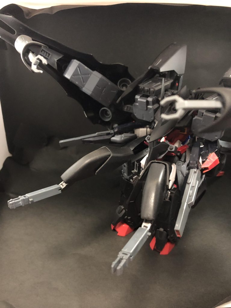 サブアーム。バインダー内に1基ずつ、両膝に1基ずつの計4基装備。特殊工作任務及び近接戦闘時に使用します。