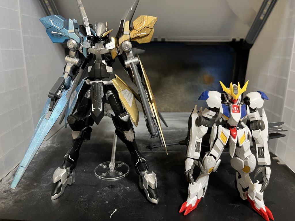 最後に大きさ比較です、ガンダムフレームの中でも長身なルプスレクスよりも2回りほど大きいです