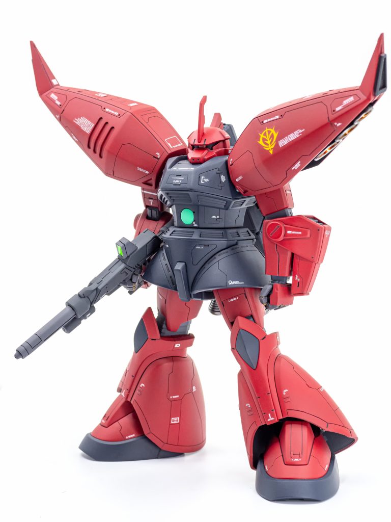 イリア機カラーな感じで作りました。見える部分の改修は殆ど何もやっていません。バインダー端にプラ板とプラ棒でダクトっぽいものを作ったのと股間部のフンドシくらいです。脚部は見えない各関節で少しずつ延長しています。肩内部は脇が締まるように胴に寄せて差し込めるようにしています。あとは適当なスジボリくらいです。(※追記:少し前傾になってもコクピットが隠れない程度に胸ブロック内で胴延長しています。)