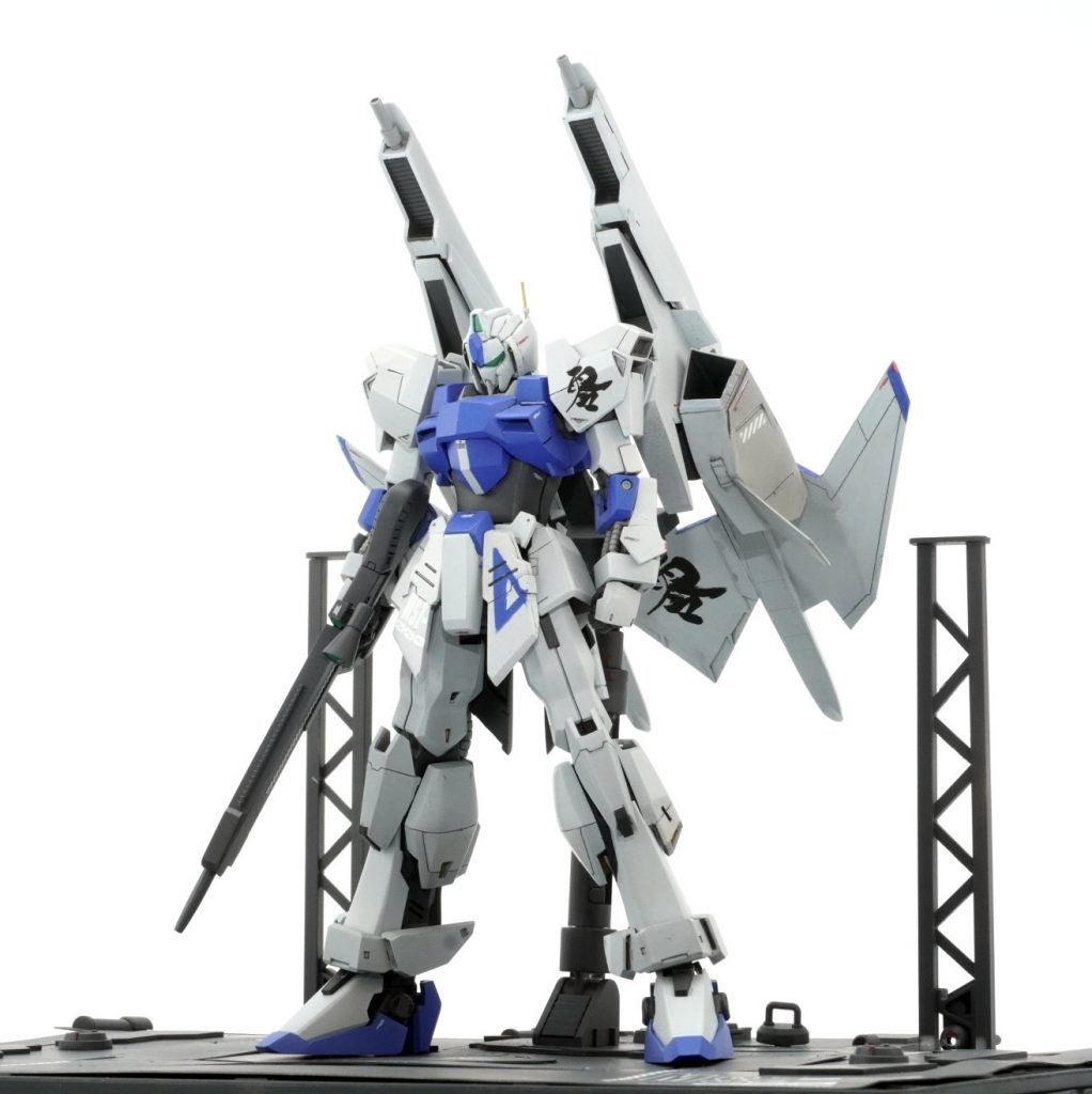 前面全体図 ベース機として百式を使用し、ミキシング等ほぼ零で制作。形状変更やプラ板、パテからのスクラッチビルドで各パーツを再現しています( ˙꒳​˙ )  