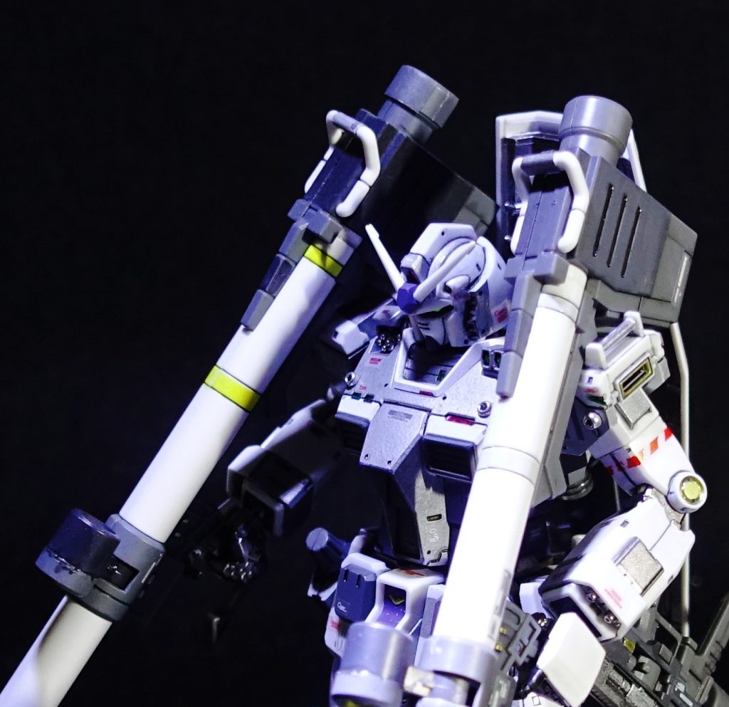 ●白は成型色のまま。95%をガンマカ・エアブラシで塗装。●ライトグレーはガンマカ一般シルバーを代用。バーニアなどのシャインシルバーが良い金属光沢感を出すので、そのコントラストで一般シルバーはいい感じにライトグレーに見えるように活用できました。●ガンダムメカグレーはいい塩梅にミディアムブルーのような青紫系統の色になるので、さり気なくG3ぽく。