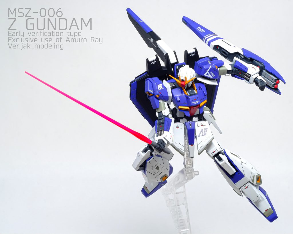 ビームサーベルは撮影時の照明などをひろってぼわっと発光して見えるように蛍光ピンクをグラデーション状に拭いています。