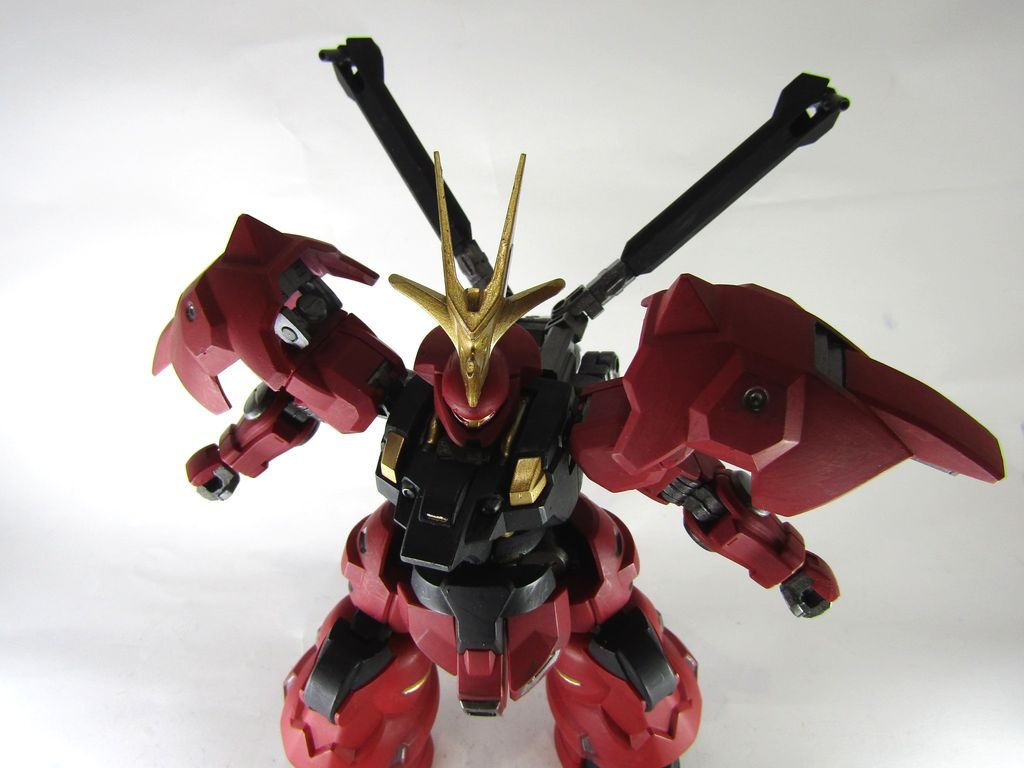 そして、両肩のバインダーに隠された‥‥‥