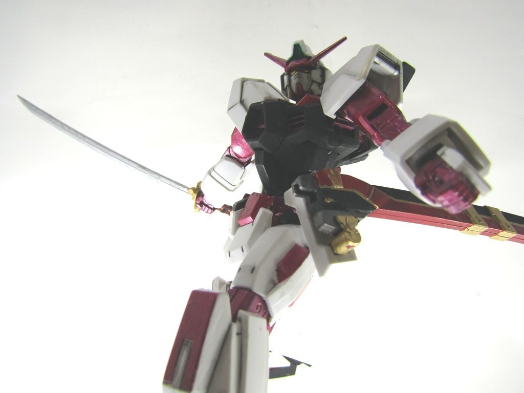 フルグランサを購入出来てからこの翼はフライトユニットに似ている思うと、だんだんレッドフレームにしか見えなくなりました。AGE系で再現と考えると他にどのパーツがいいかと悩みましたが、結果、入手出来ていたAGE系ではいいのが無く、AGE-1フラットという結論となりました。