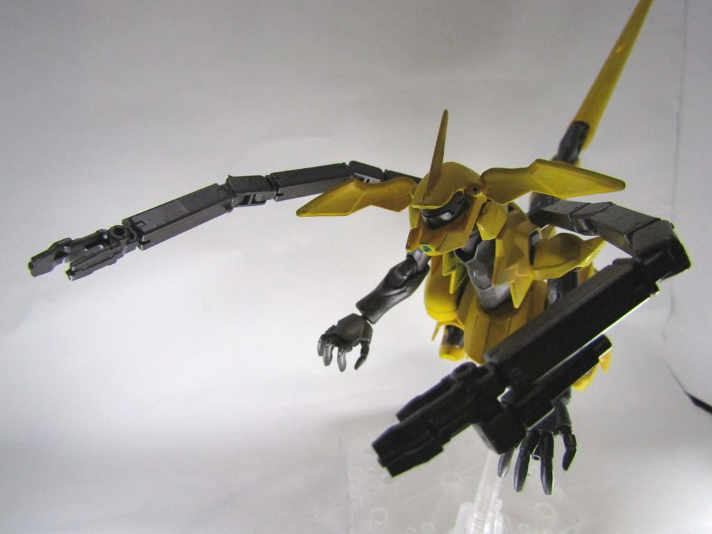 もちろんジャンク屋ですので、作業用アームがあります。作業中の安定のため、4本足です。宇宙空間で作業するため、羽はありません。