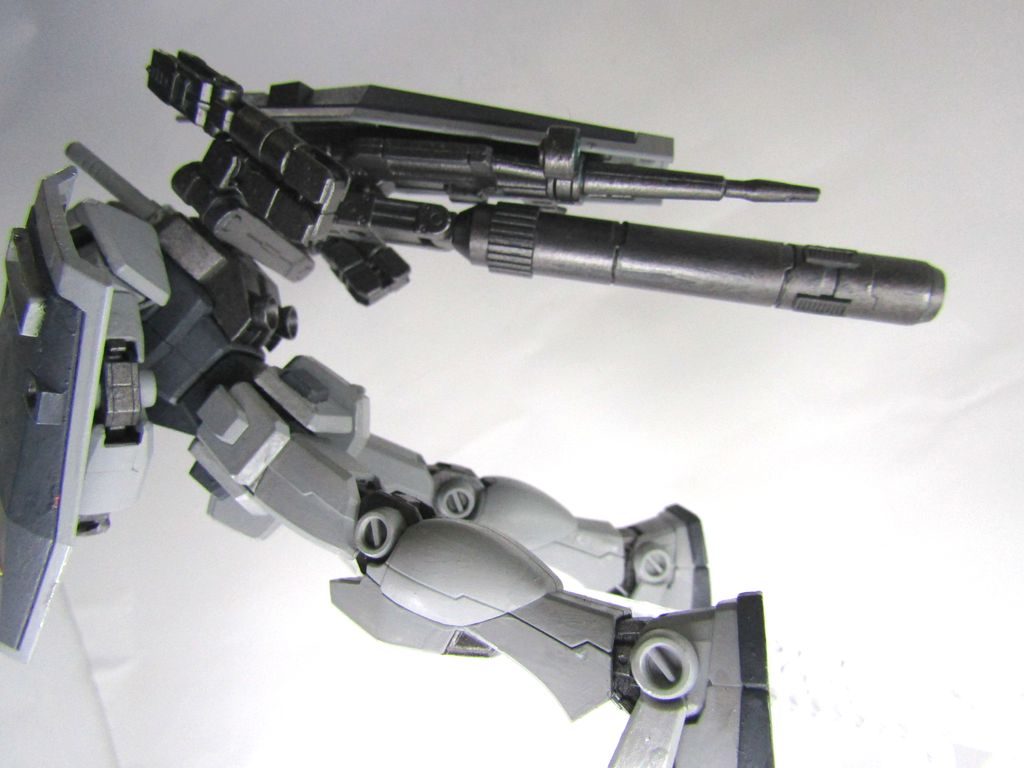 バズーカのやり取りはサブアームでします。重量の増加に伴い、プロペラントタンクを追加。予備のシールドと予備のビームライフルも装備しています。